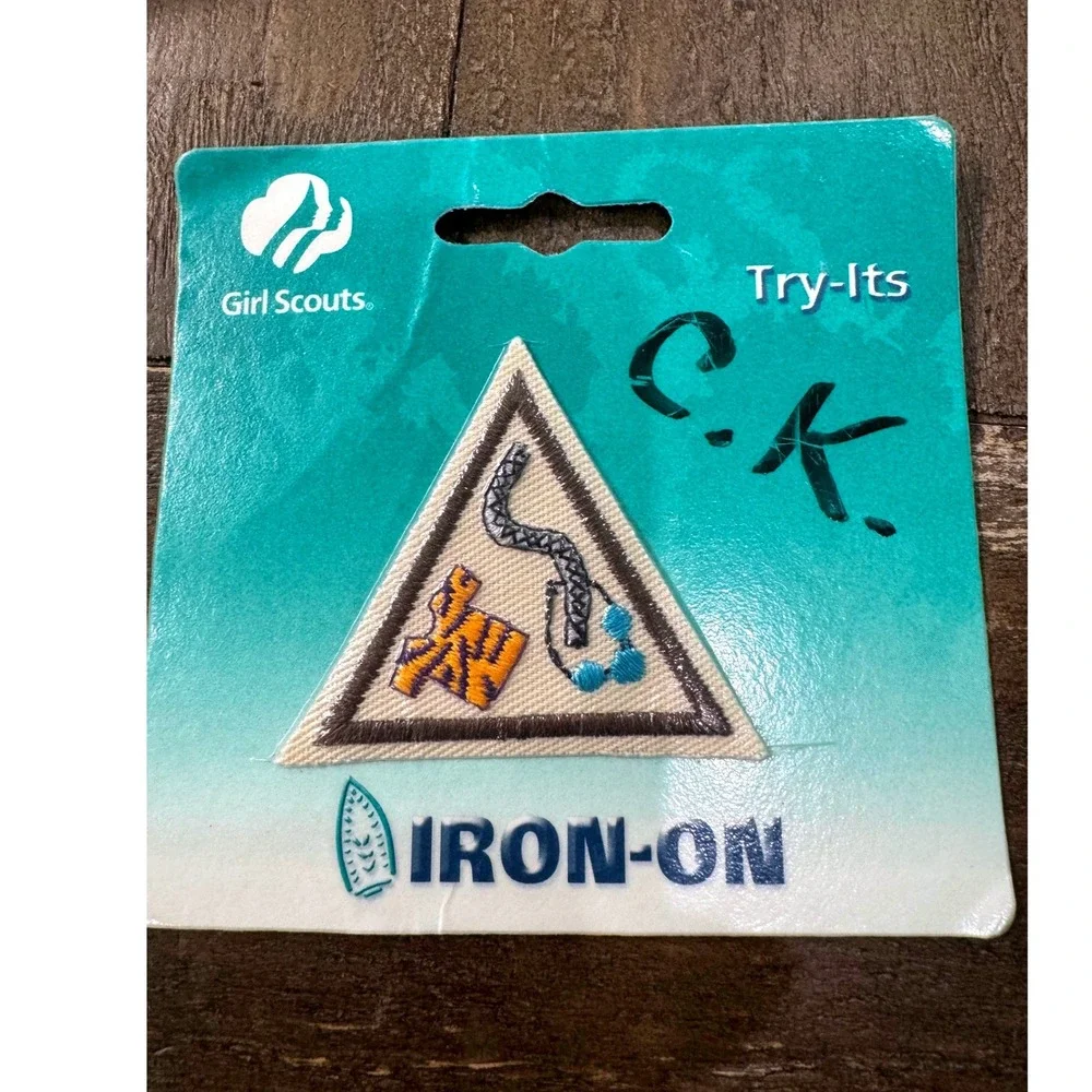 Vintage Girl Scouts Brownie Try-It Art To Wear Badge NOS Iron-On #59161